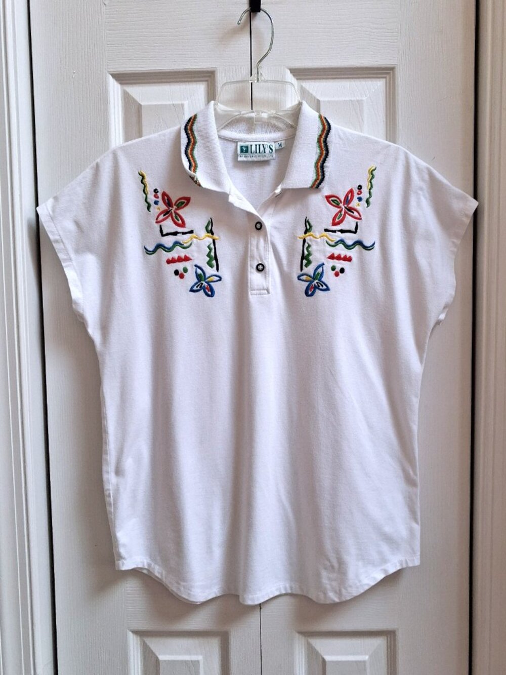 LILY'S of BEVERLY HILLS White Floral Embroidered Short Sleeve Polo Shirt sz M